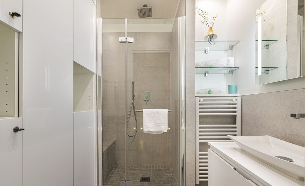 SUITE VERSAILLES FIVE STARS HOLIDAY