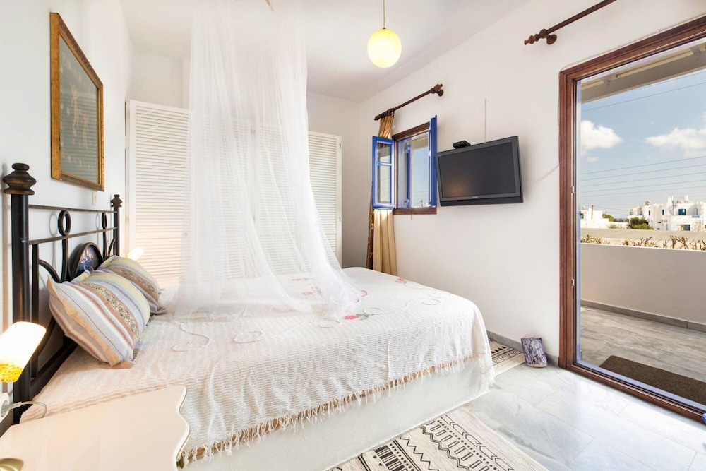 RICOS TWO BEDROOM APARTMENT - NAOUSSA PAROS
