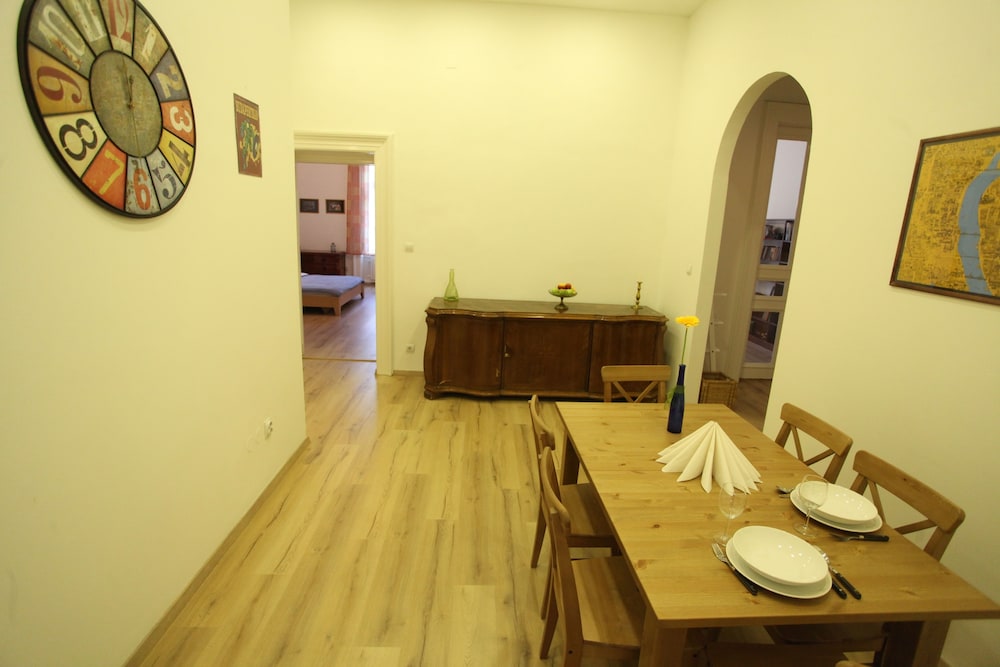 DFIVE APARTMENTS - SISSY