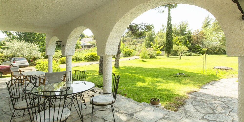 GREENLEA BEACHFRONT VILLA SPATHIES
