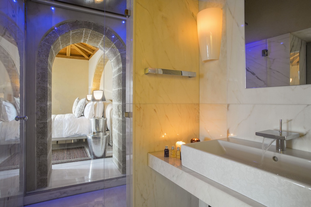 MONI EMVASIS LUXURY SUITES
