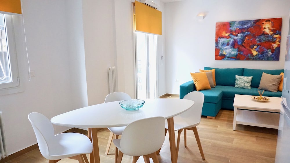 WARM & SPACIOUS APT IN ATHENS