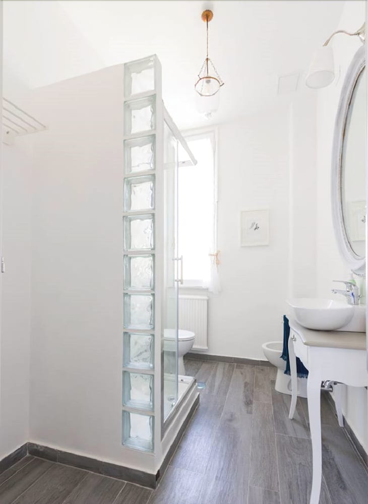 B&B IN WHITE