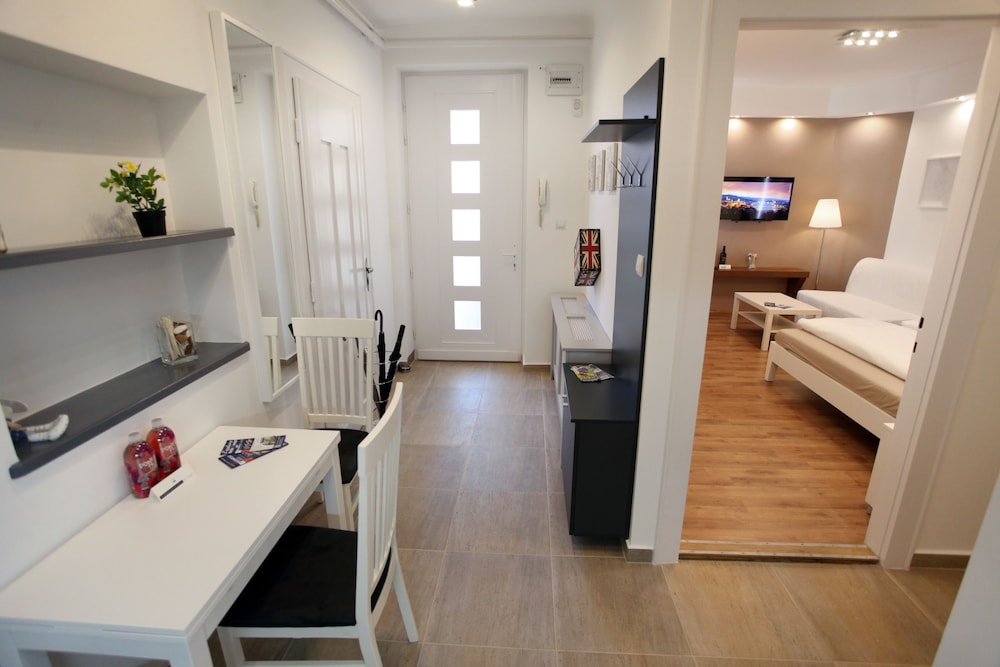 DFIVE APARTMENTS - SZERVITA