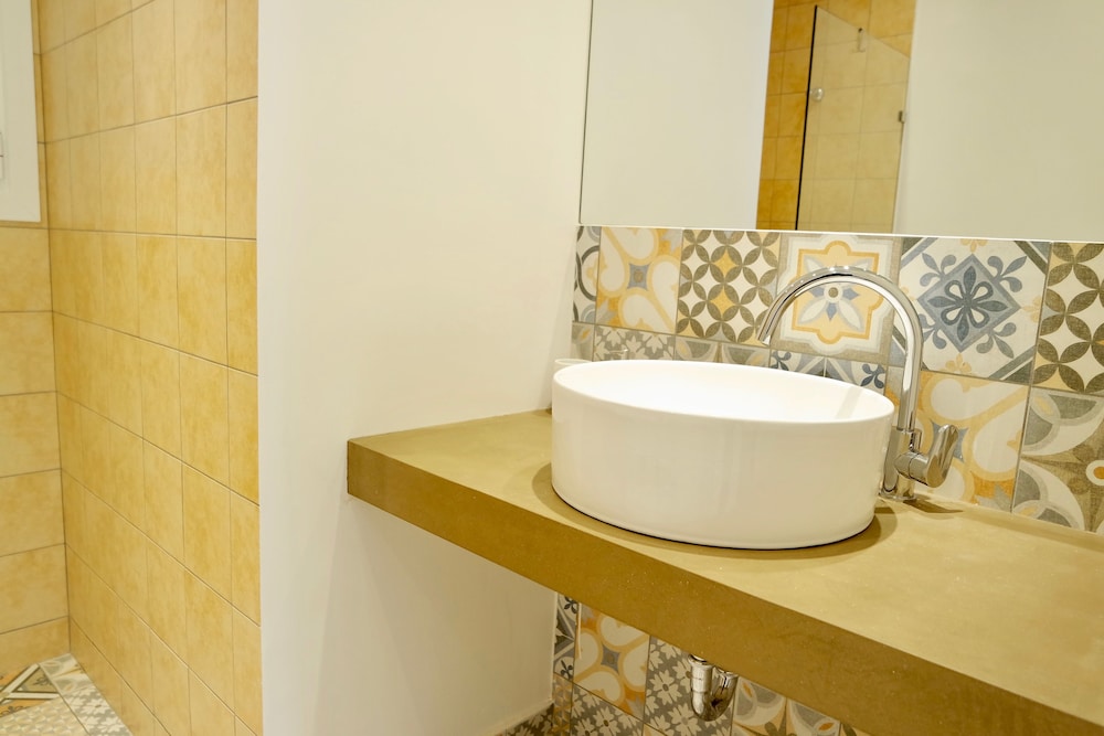 HILTON HOTEL AREA-RENOVATED APT IN CENTRAL AREA
