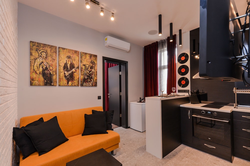 FM LUXURY 1-BDR APARTMENT - ROCKNROLL