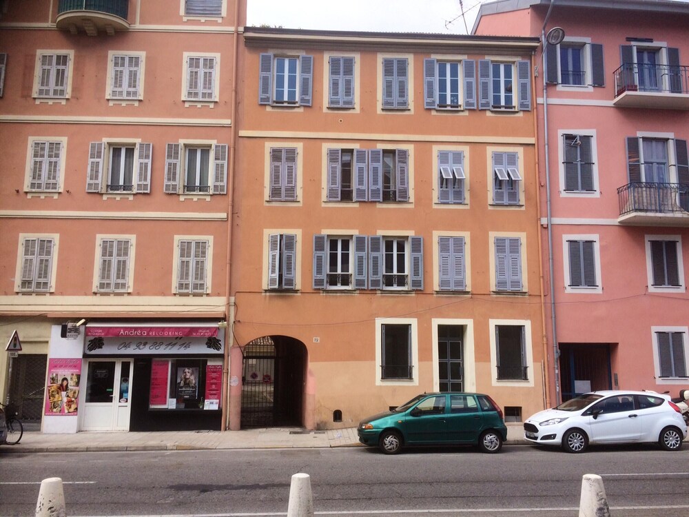 BRIGHT 50SQM DUPLEX APARTMENT WITH ONE ROOM IN THE CENTER OF NICE, WIT