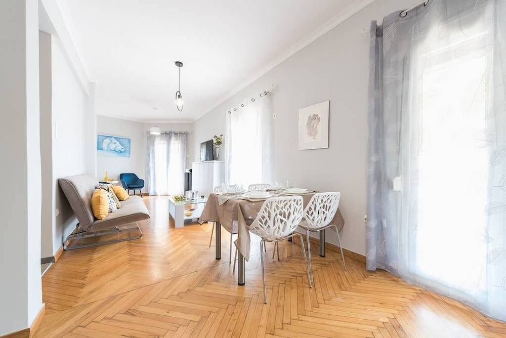 CENTRAL FLAT WITH COSY SUNNY TERRACE