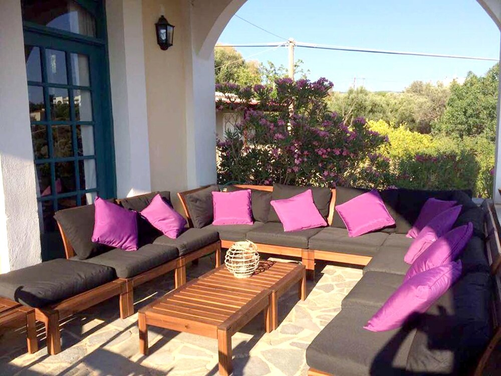 SUNNY, 5-BEDROOM VILLA WITH WIFI AND SPECTACULAR VIEWS OF THE AEGEAN S