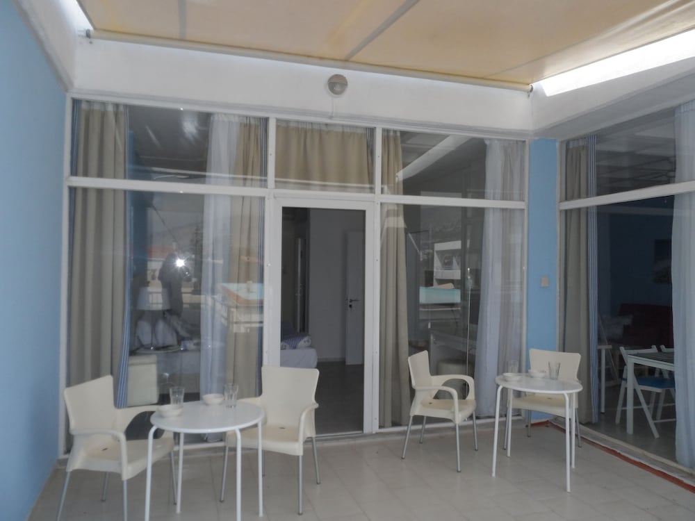 SEAFRONT STUDIOS AND APARTMENTS
