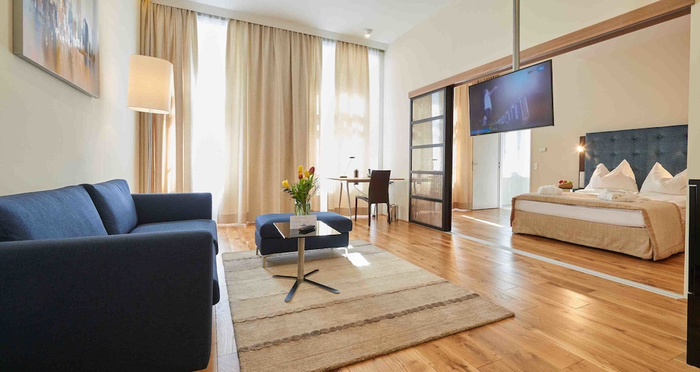HILIGHT SUITES HOTEL