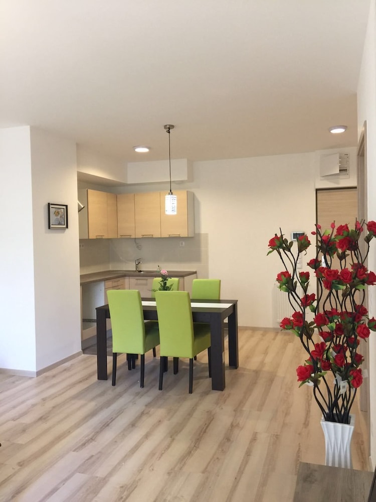 CORVIN ROSE APARTMENT HOTEL
