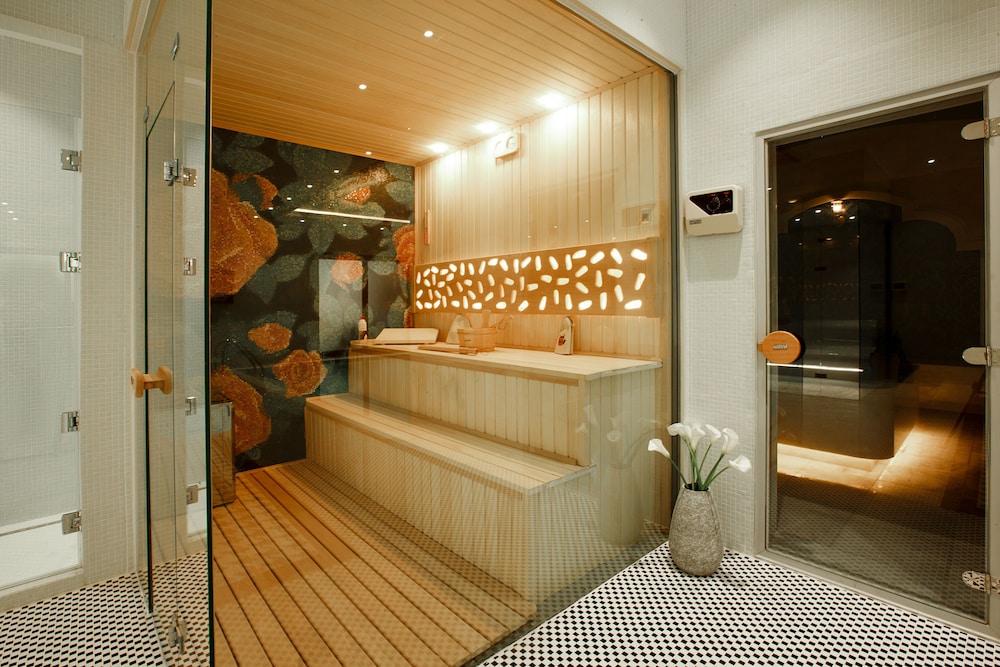 IVY GARDEN HOTEL