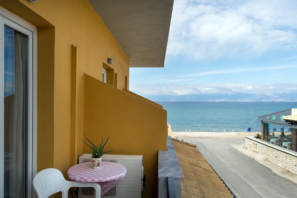 KORMORANOS BEACH