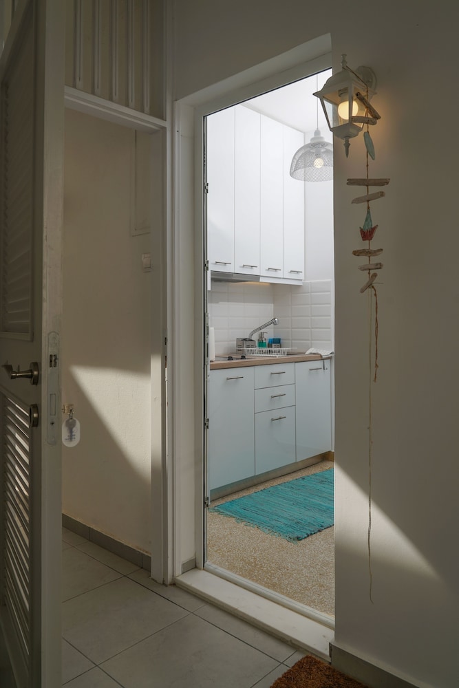 BREEZE ONE BEDROOM APARTMENT BY BLUPINE