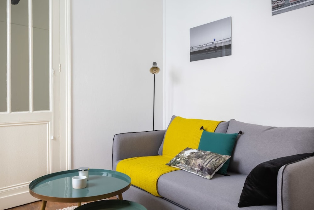 MODERN APARTMENT IN CITY CENTER FOR UP TO 4 GUESTS!