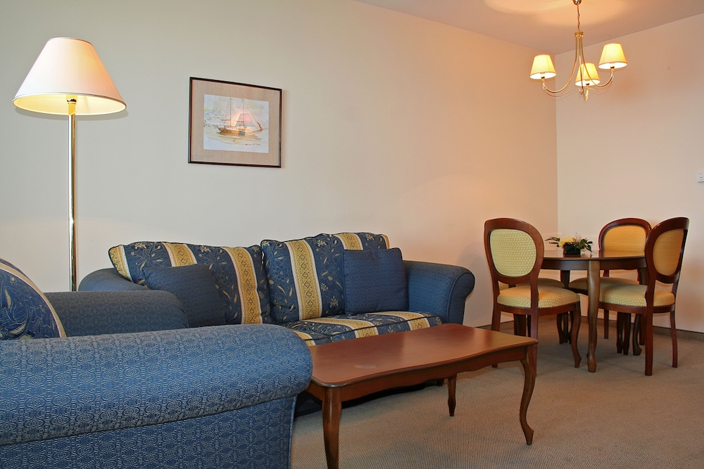RIVIERA BEACH HOTEL