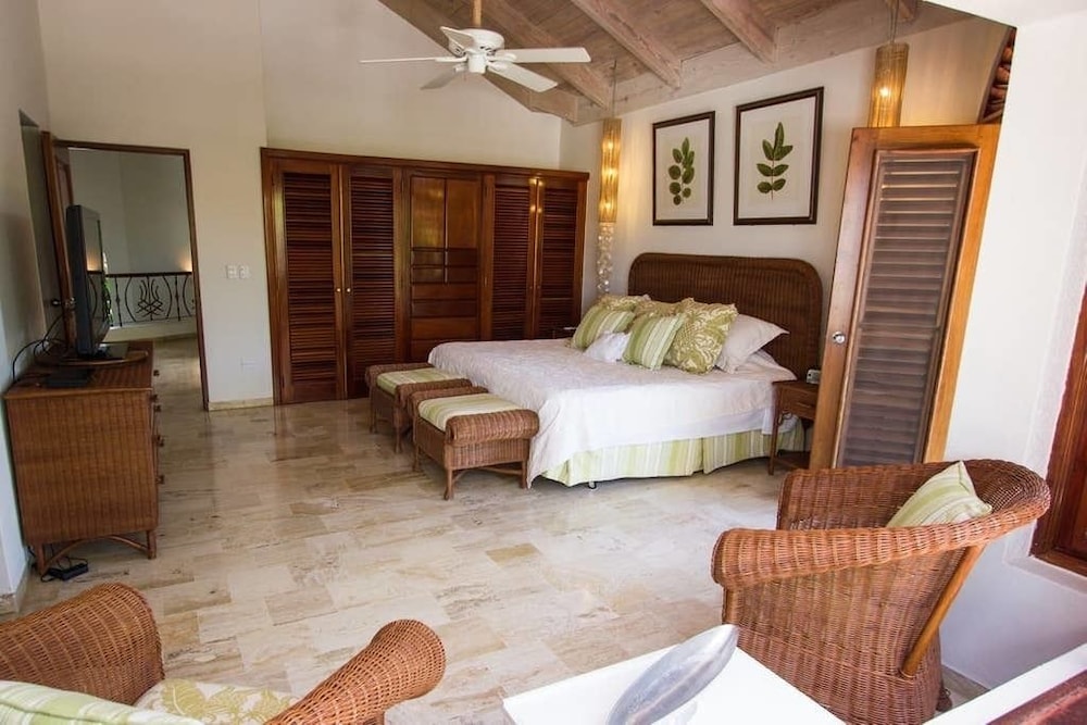 5BR 4.5BA LAS PIÑAS CDC VILLA BY ASVR
