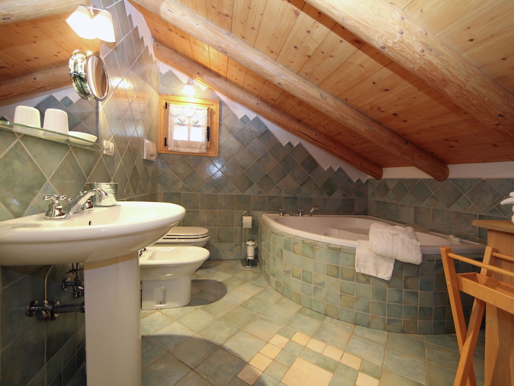 TYPICAL COTTAGE IN BELLAMONTE ITALY WITH JACUZZI