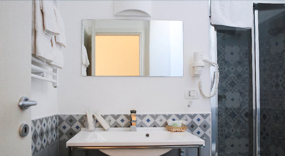 AILANTHUS HOLIDAY SUITES