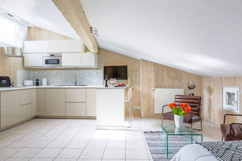 LOVELY ATTIC STUDIO IN CAPUCINS