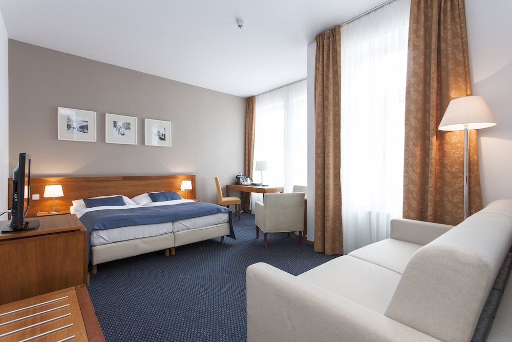 HOTEL CAROL