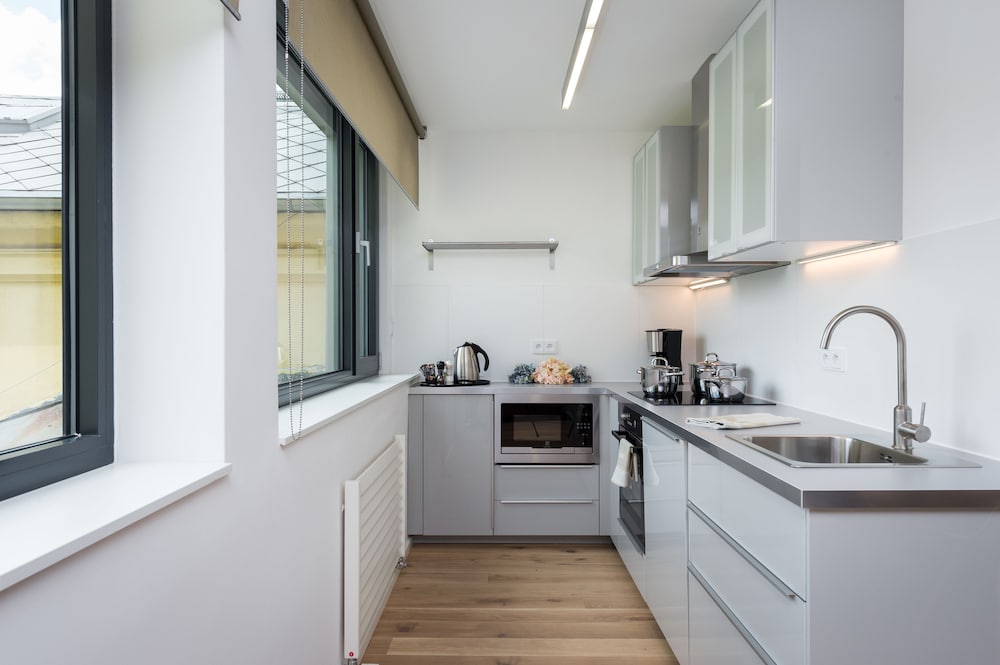 EMPIRENT ROSE APARTMENTS