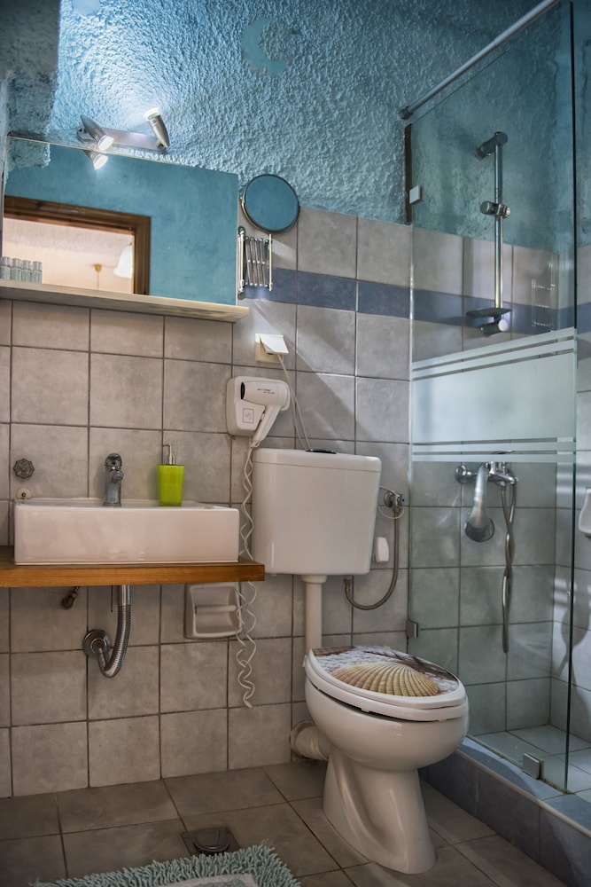 ELLI BEACH APARTMENTS AND STUDIOS