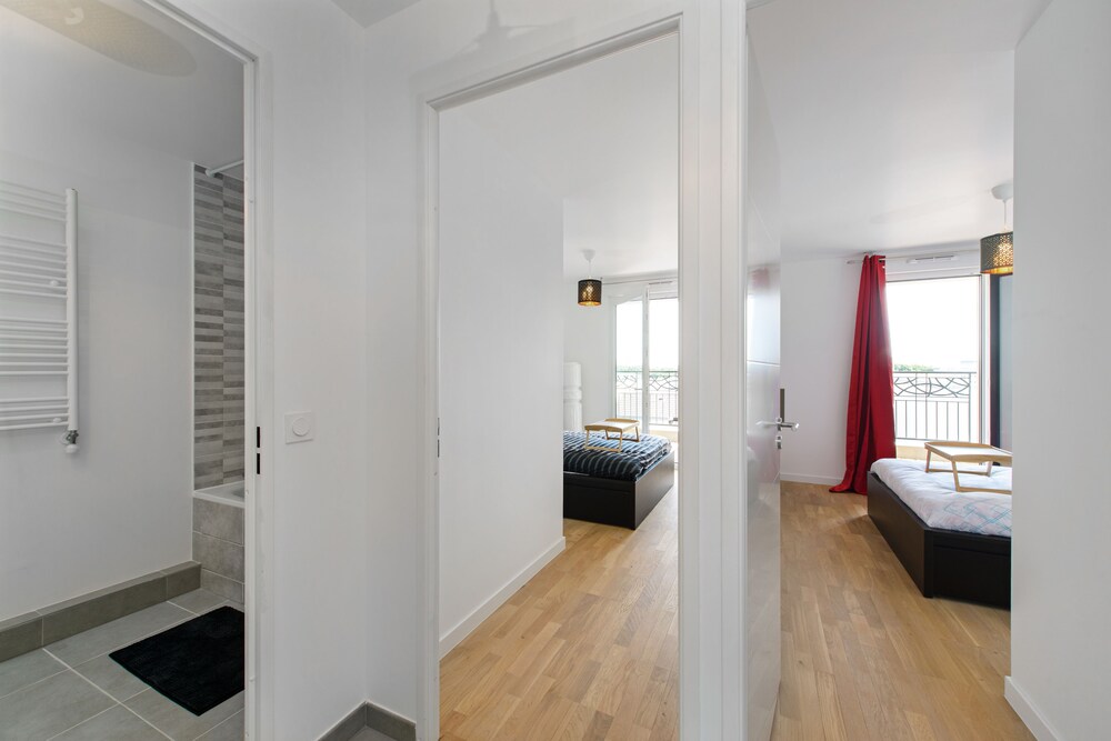 ACCOMMODATION WITH PARKING NEAR PARIS