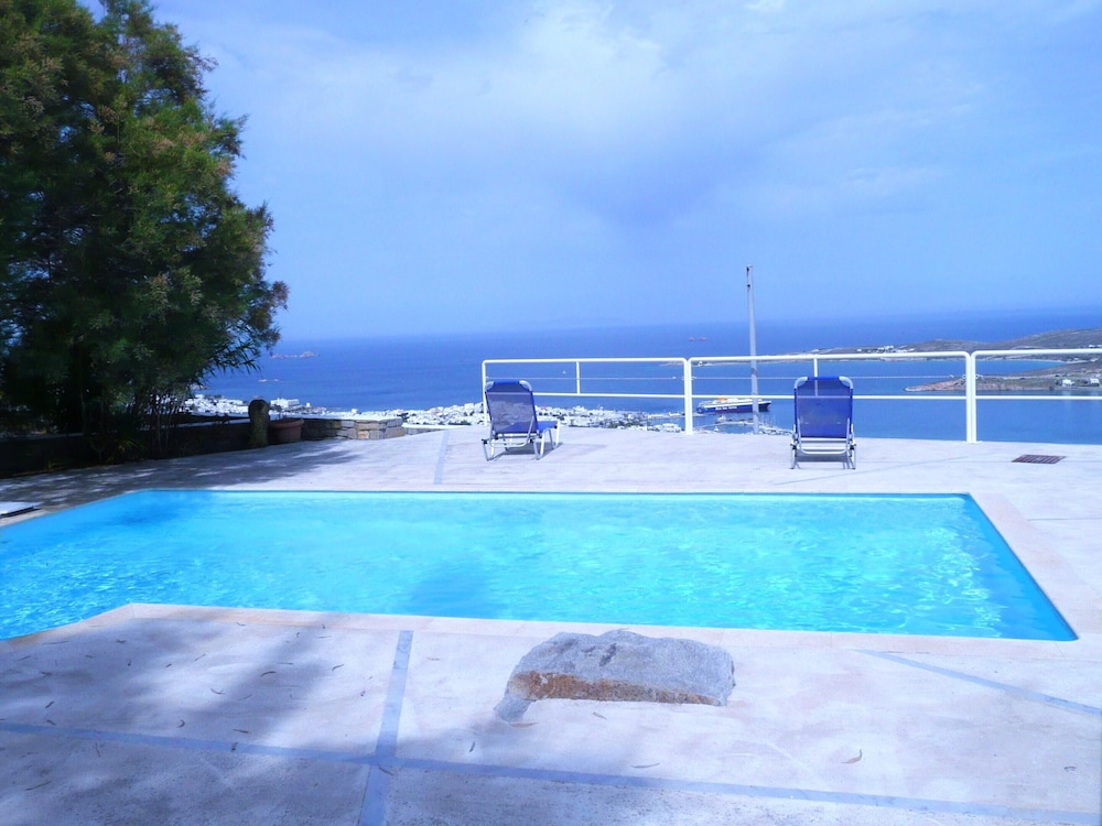 CYCLADIC-STYLE VILLA IN PAROS, WITH 2 BEDROOMS, SHARED SWIMMING POOL A