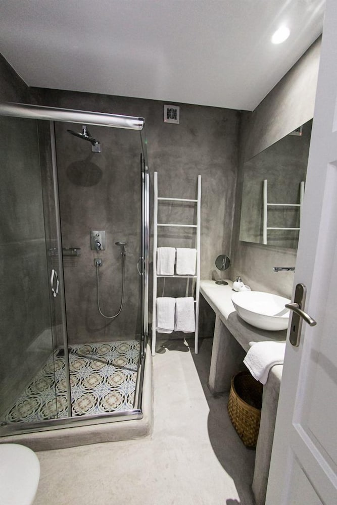 BELLOU SUITES