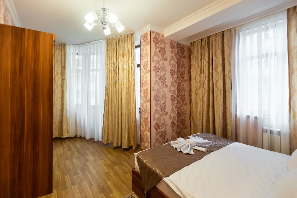 ROSEANDCROWN HOTEL