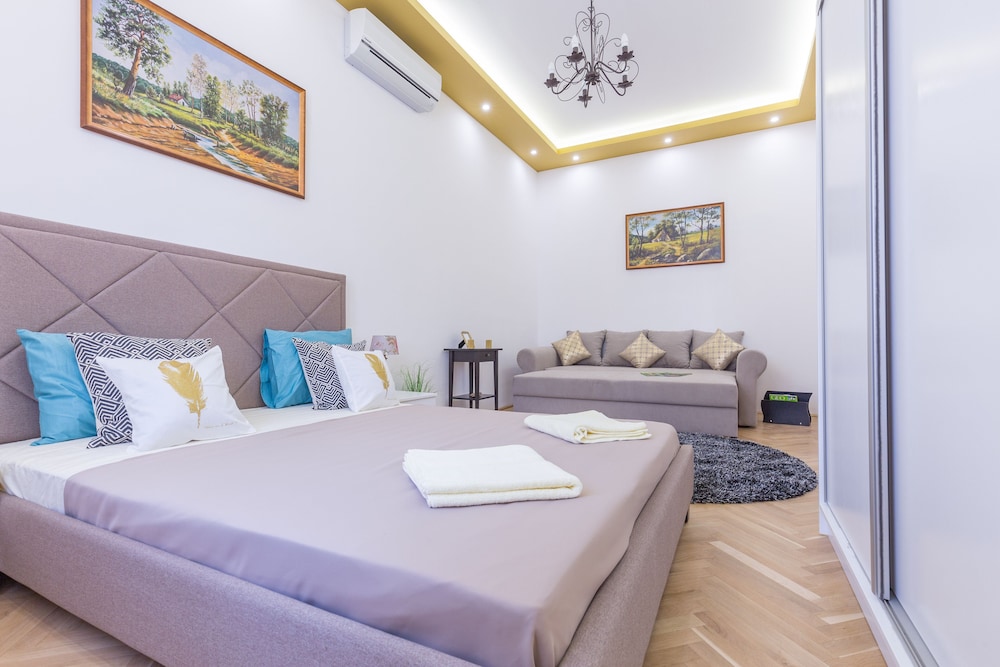 REAL APARTMENTS ZOLTAN