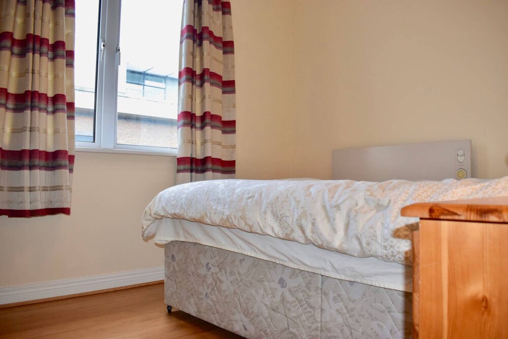 COLOURFUL AND COSY 2 BED IN IFSC WITH BALCONY