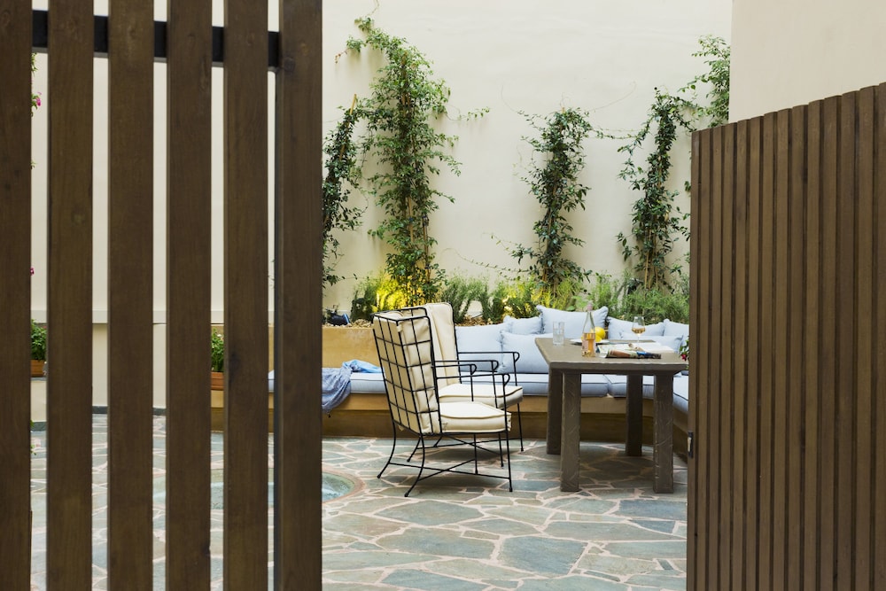 A77 SUITES BY ANDRONIS