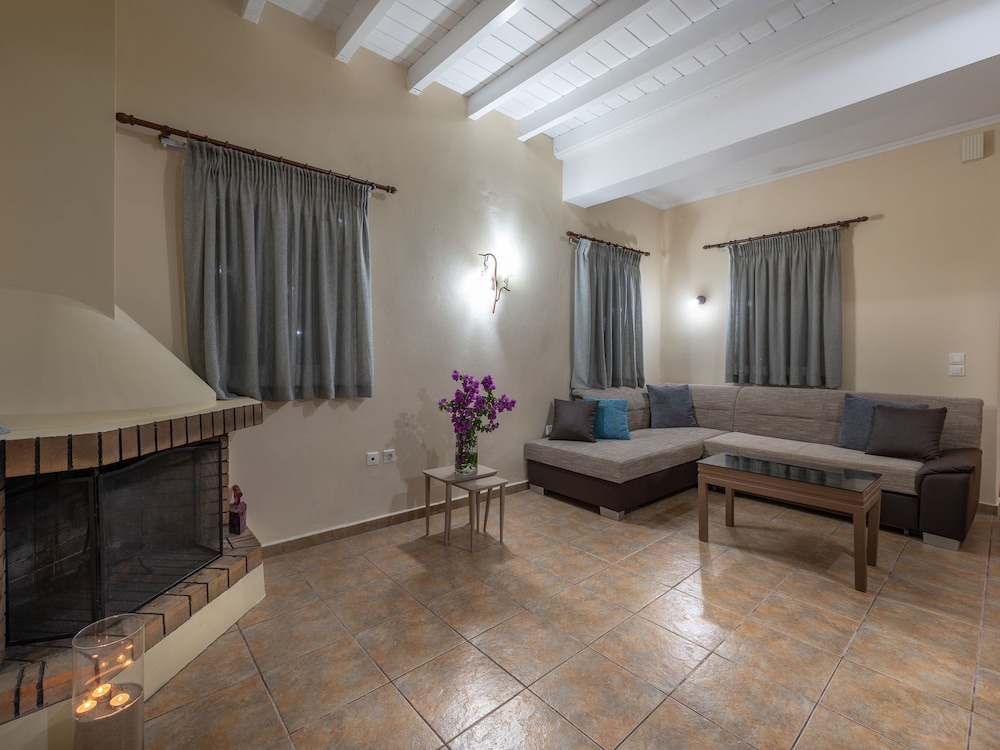 BEAUTIFUL HOUSE WITH PRIVATE POOL, PRIVACY AND SEA VIEW, NEAR ZAKYNTHO