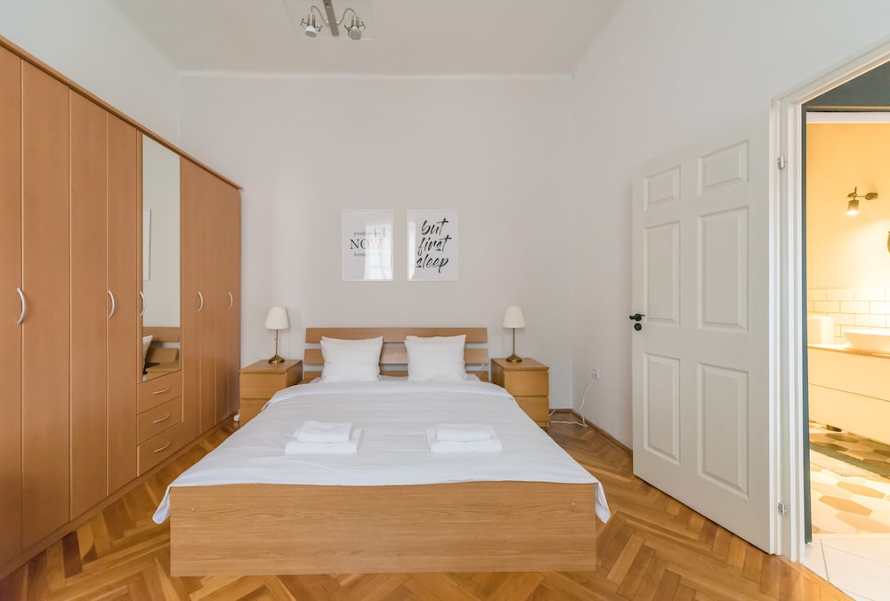 OASIS APARTMENTS - KAZINCZY I
