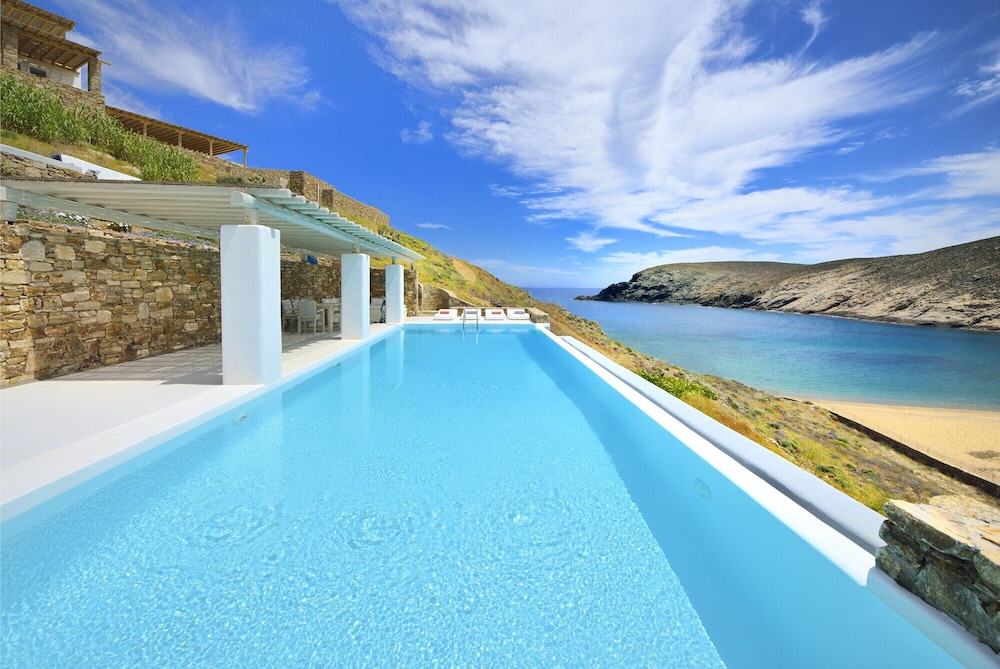LUXURIOUS 7 BEDROOM VILLA IN FOKOS BEACH