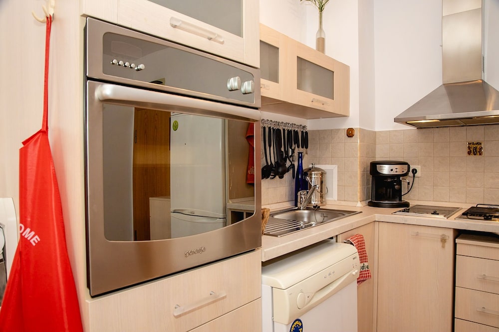 FM PREMIUM 1-BDR APARTMENT WITH PARKING - CORAL JOY