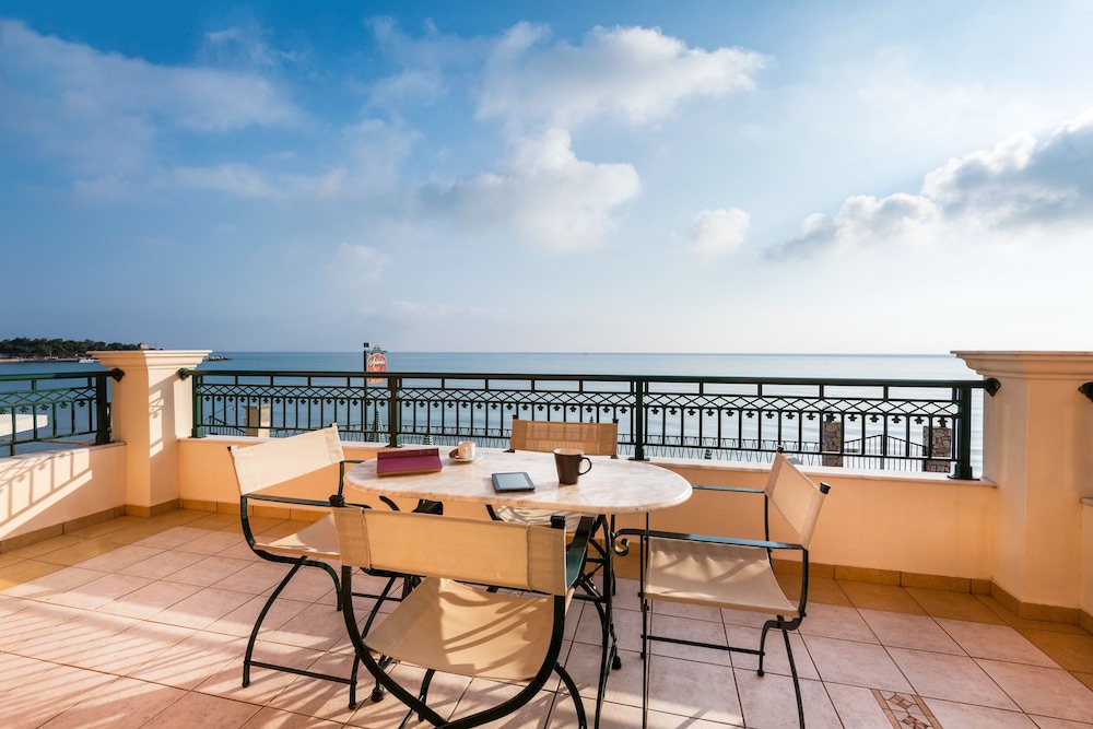 ANDREOLAS LUXURY SUITES