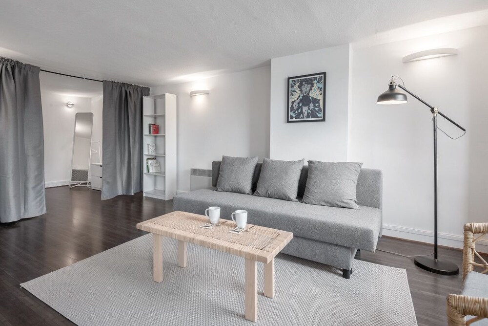 WONDERFUL FLAT CLOSE TO THE DOCKS IN THE HEART OF LYON