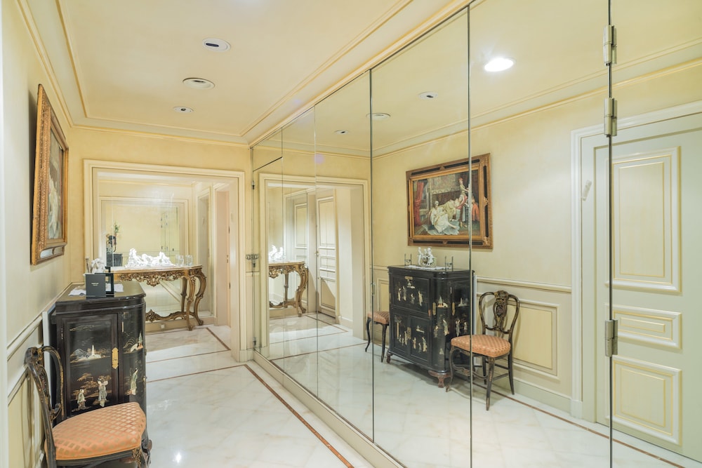 FOCH - CHAMPS ELYSEES,  60M2 SUITES IN PARIS