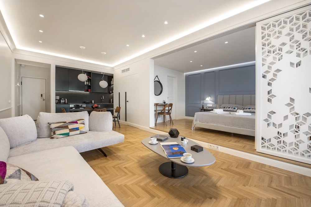 CHIC CENTRAL ATHENS APARTMENT AT MAVILLI SQ.