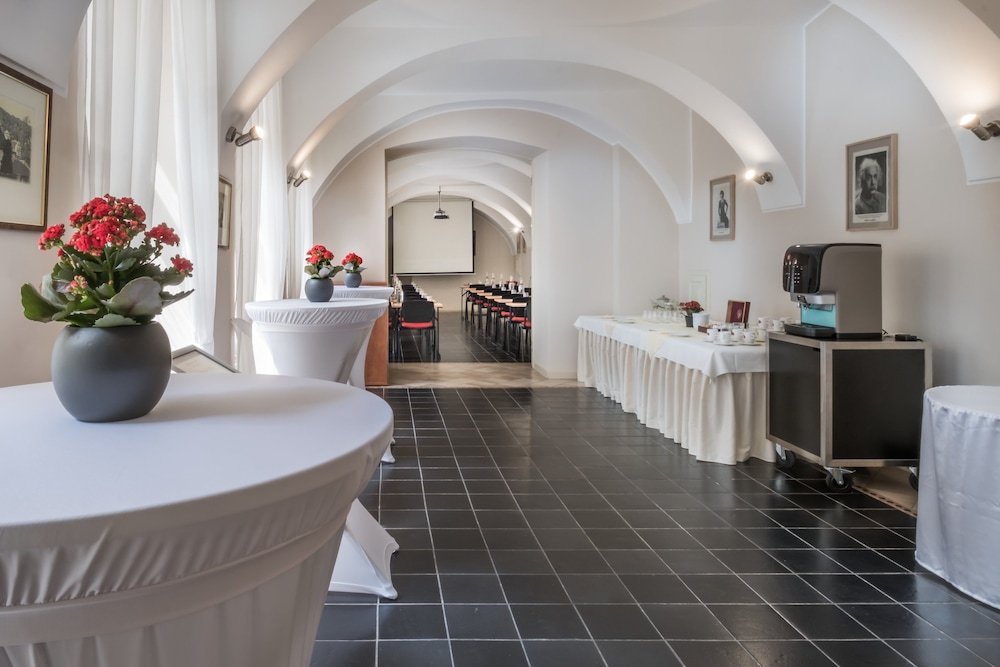 HOTEL LEONARDO & BOOKQUET