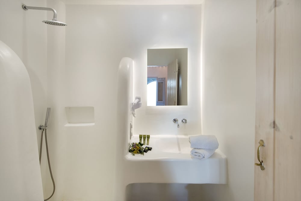 ZEFI HOTEL & SUITES