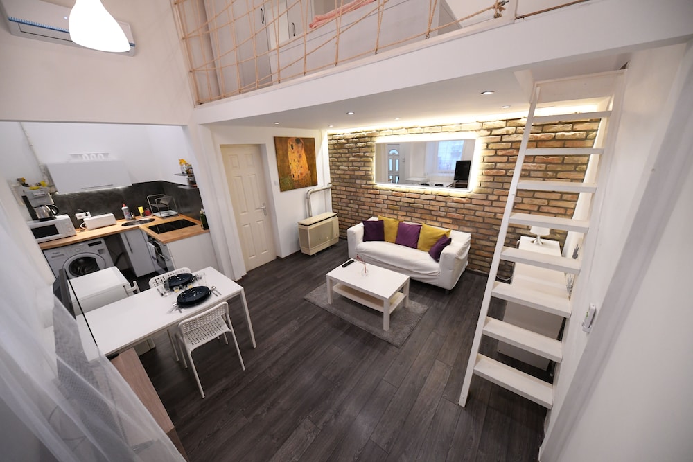 COSY FLAT IN KIRALY STREET