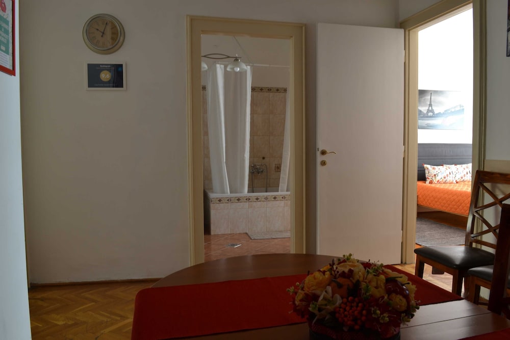 CITY CENTER APARTMENT FOR 7