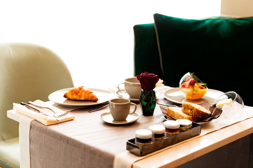 AMADOMUS LUXURY SUITES