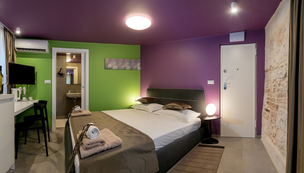 ANNIES STONE STUDIO AND ROOM