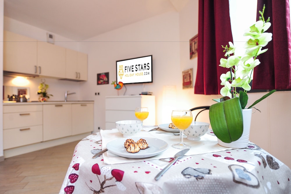 STUDIO ORANGE FIVE STARS HOLIDAY HOUSE